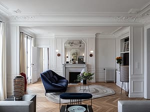 Exemple de mélange ancien et moderne avec aménagement d'un salon haussmannien