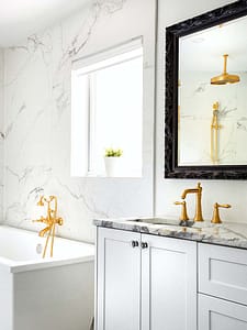 Image de salle de bain avec un revêtement en marbre dans les tons clairs