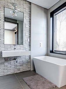 Image de salle de bain avec un revêtement en parement de pierre dans les tons gris