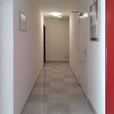 moderniser un hall d'immeuble avec mise ne pienture des couloirs dans une teinte claire et uniforme