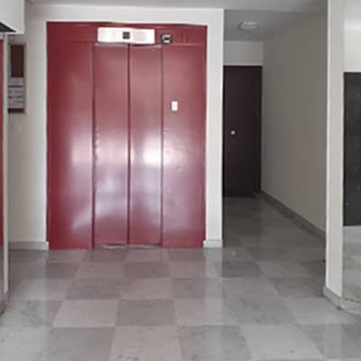 moderniser le hall d'immeuble avec mise en couleur de l'ascenseur