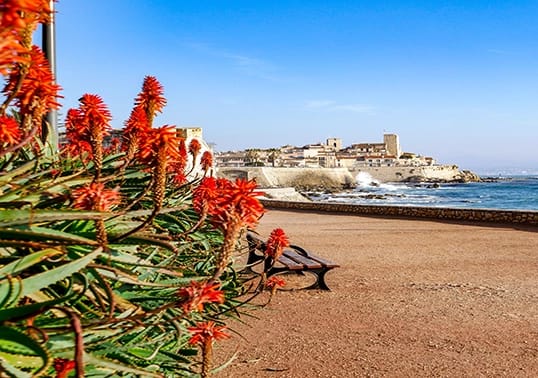 Vue panoramique d’Antibes avec ses remparts et le port – zone d’intervention de l’architecte d’intérieur Imaginons Chez Vous