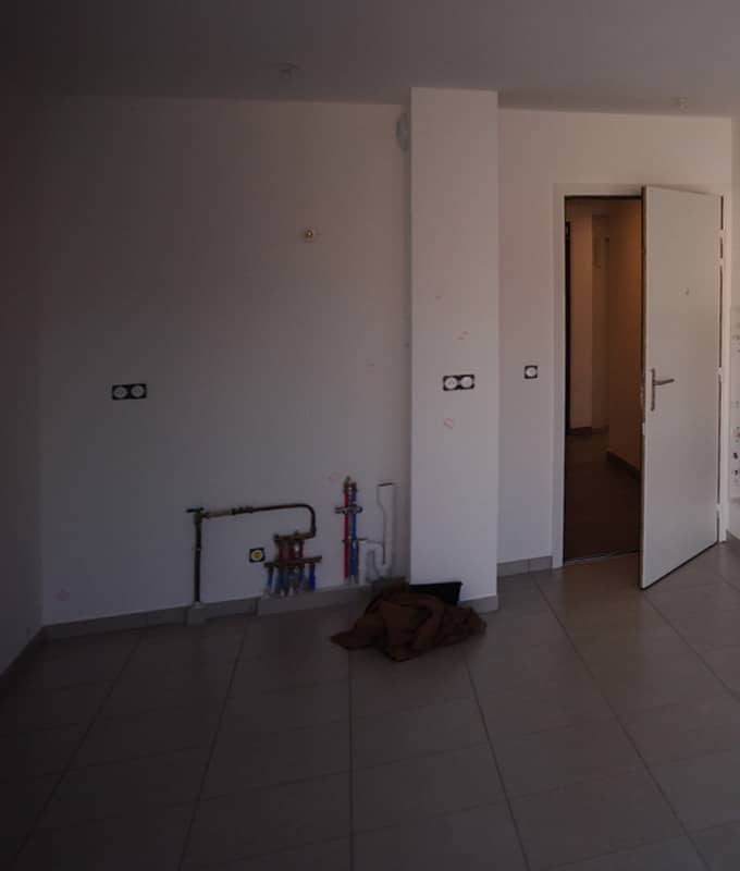 photo de la pièce vide dans un appartement neuf, avec toute la cuisine à aménager