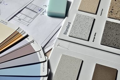 Architecte d’intérieur en visite-conseil à Antibes évaluant le potentiel d’un appartement avant rénovation