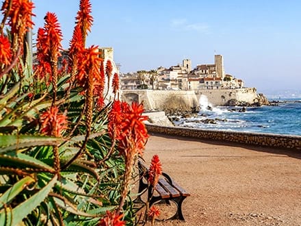 Vue d’Antibes – services de rénovation, conception et maîtrise d’œuvre pour optimiser vos travaux immobiliers avec Imaginons Chez Vous